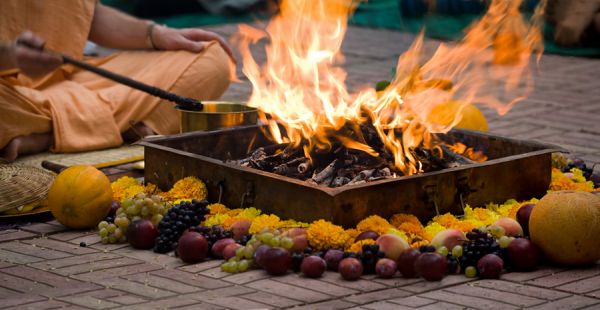 Агнихотра (agnihotra  —  "жертвоприношение огню") — ведический ритуал 
